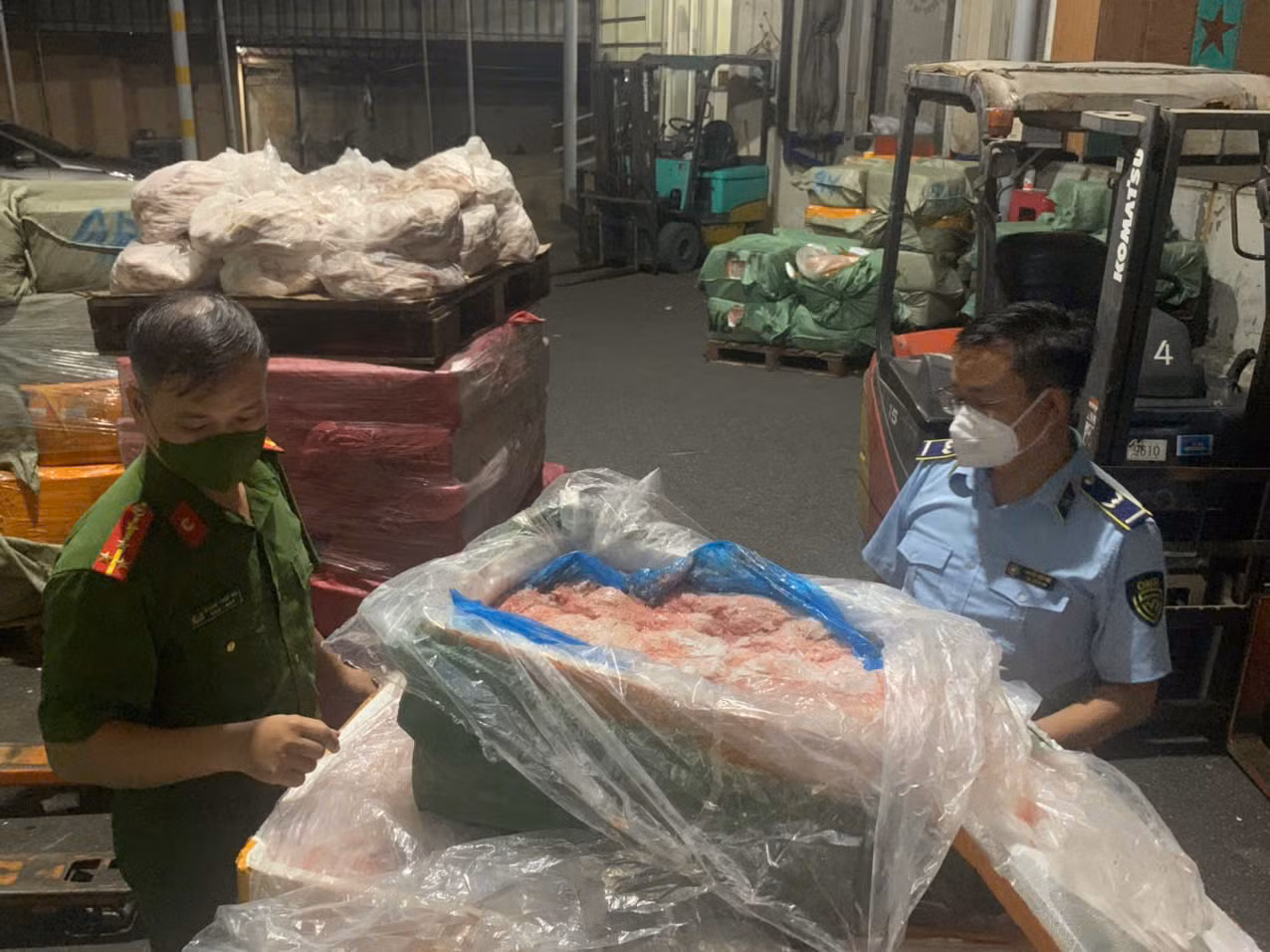 Cơ quan chức năng kiểm tra kho đông lạnh. Cơ quan chức năng kiểm tra kho đông lạnh.
