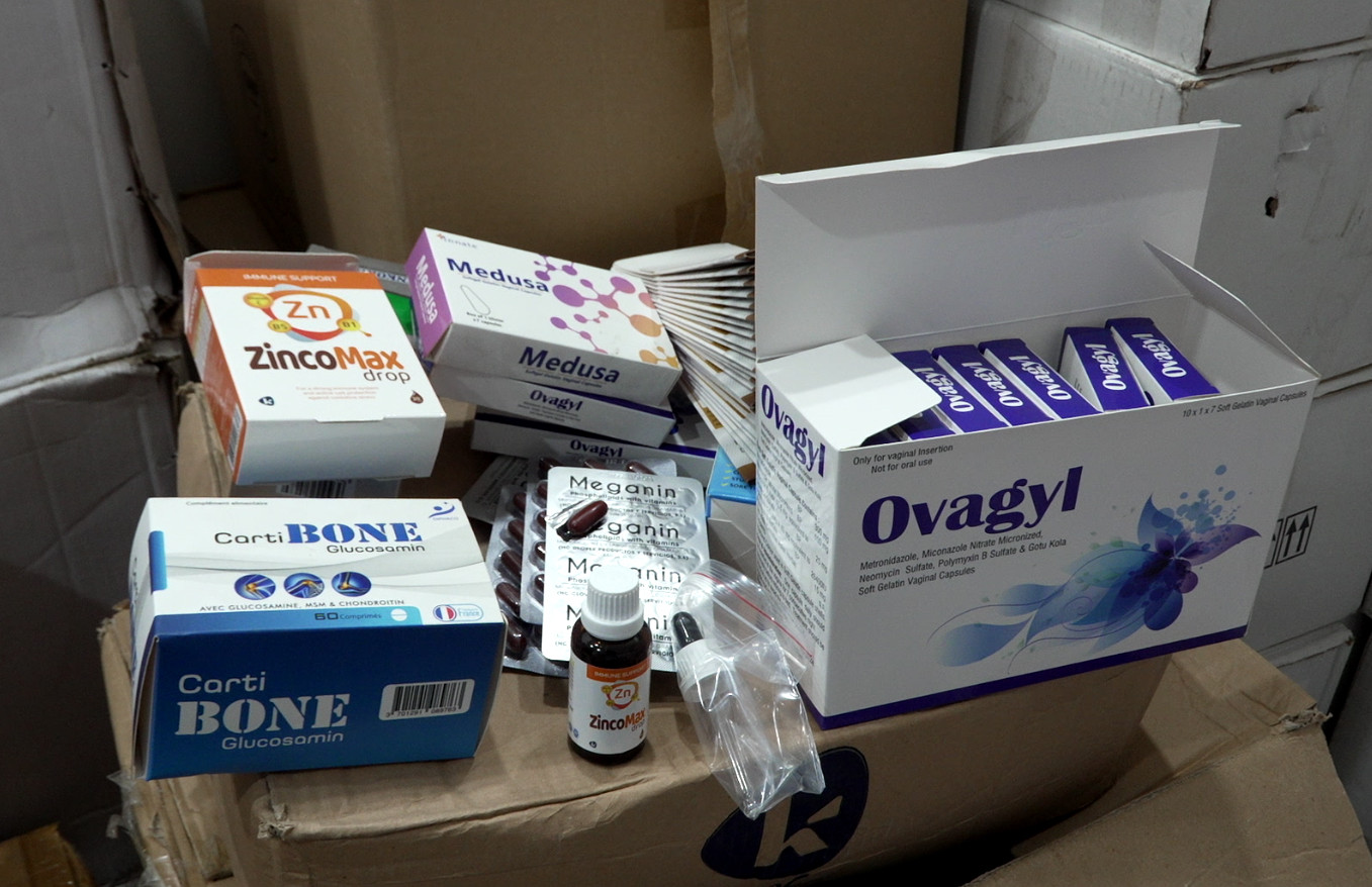 Thông tin trên các vỏ hộp được các đối tượng đặt in bằng tiếng nước ngoài thể hiện hàng hóa xuất xứ từ nước ngoài (Tây Ban Nha, Pháp, Mỹ,..). Tem nhãn phụ được Tiến và Nguyệt thuê người dán tại xưởng Hưng Yên và kho hàng tại địa chỉ 114 Xa La, Hà Đông, Hà Nội.