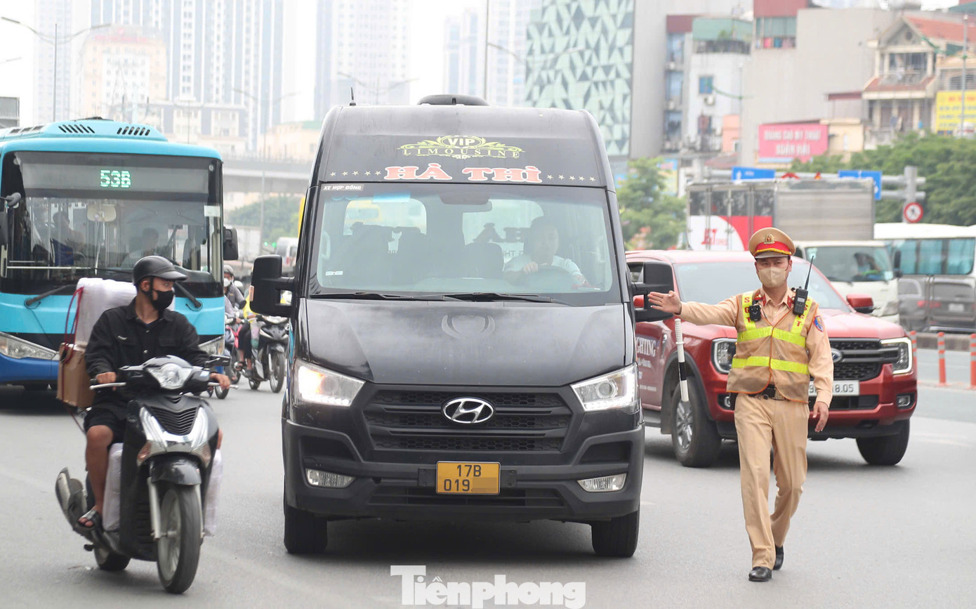 Tổ công tác dừng phương tiện kiểm tra. Tổ công tác dừng phương tiện kiểm tra.