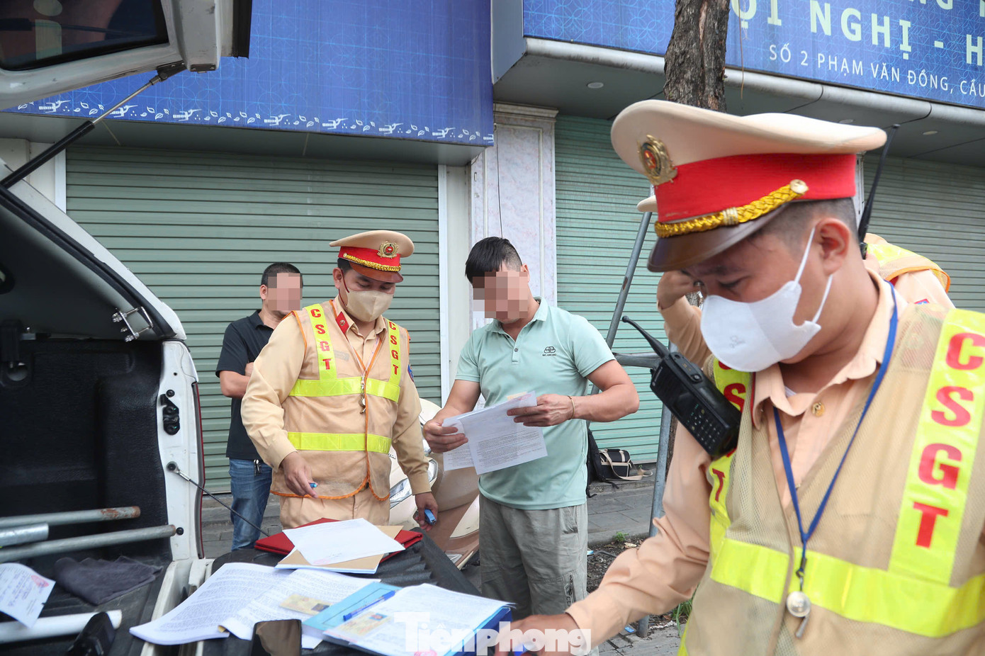 Sau khi xem lại hình ảnh vi phạm, tài xế không thể chối cãi. Sau khi xem lại hình ảnh vi phạm, tài xế không thể chối cãi.