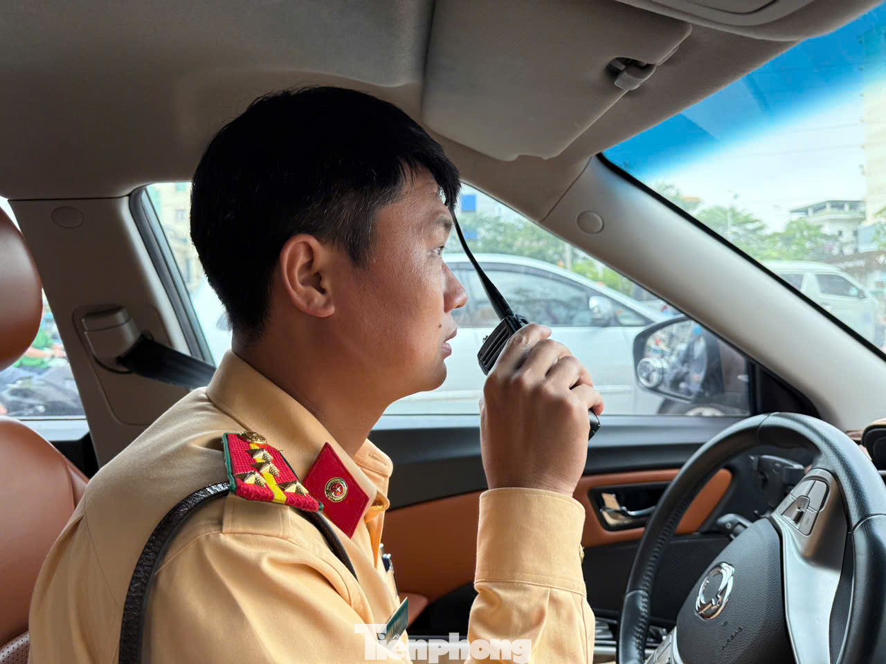 Sau khi xem lại hình ảnh vi phạm, tài xế không thể chối cãi. Sau khi xem lại hình ảnh vi phạm, tài xế không thể chối cãi.