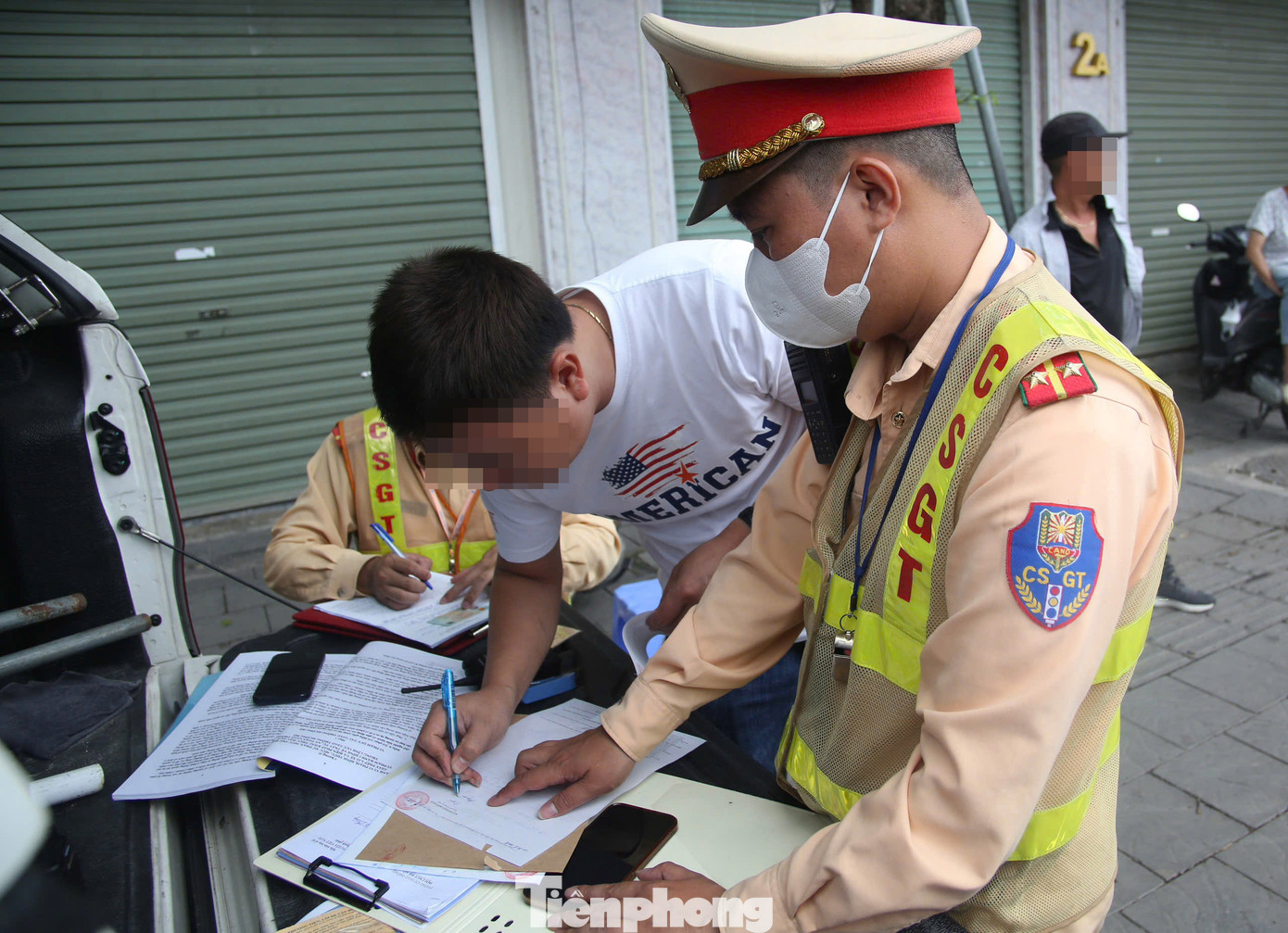 Tài xế vi phạm bị lập biên bản xử lý. Tài xế vi phạm bị lập biên bản xử lý.