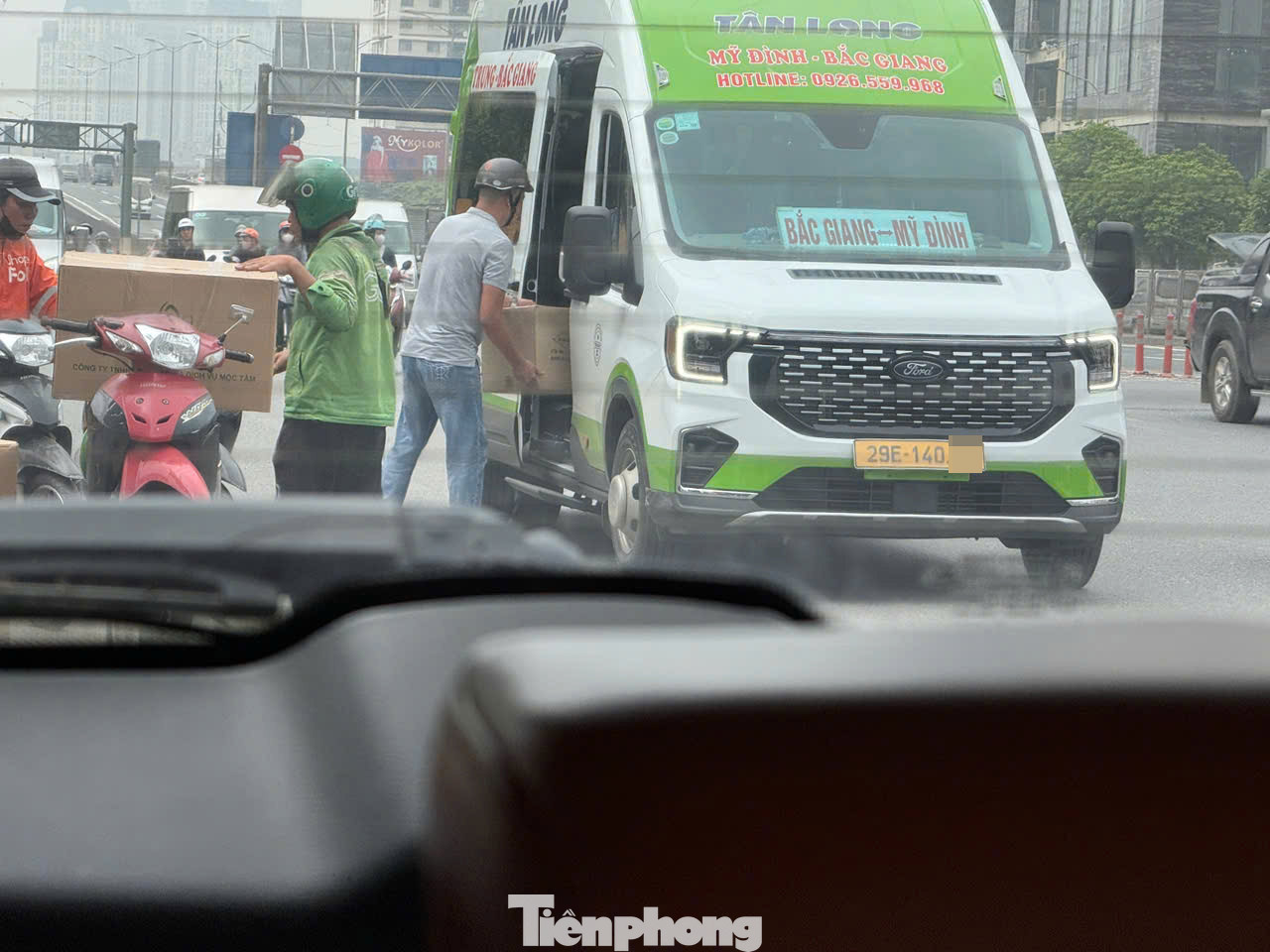 Tổ công tác dừng phương tiện kiểm tra. Tổ công tác dừng phương tiện kiểm tra.