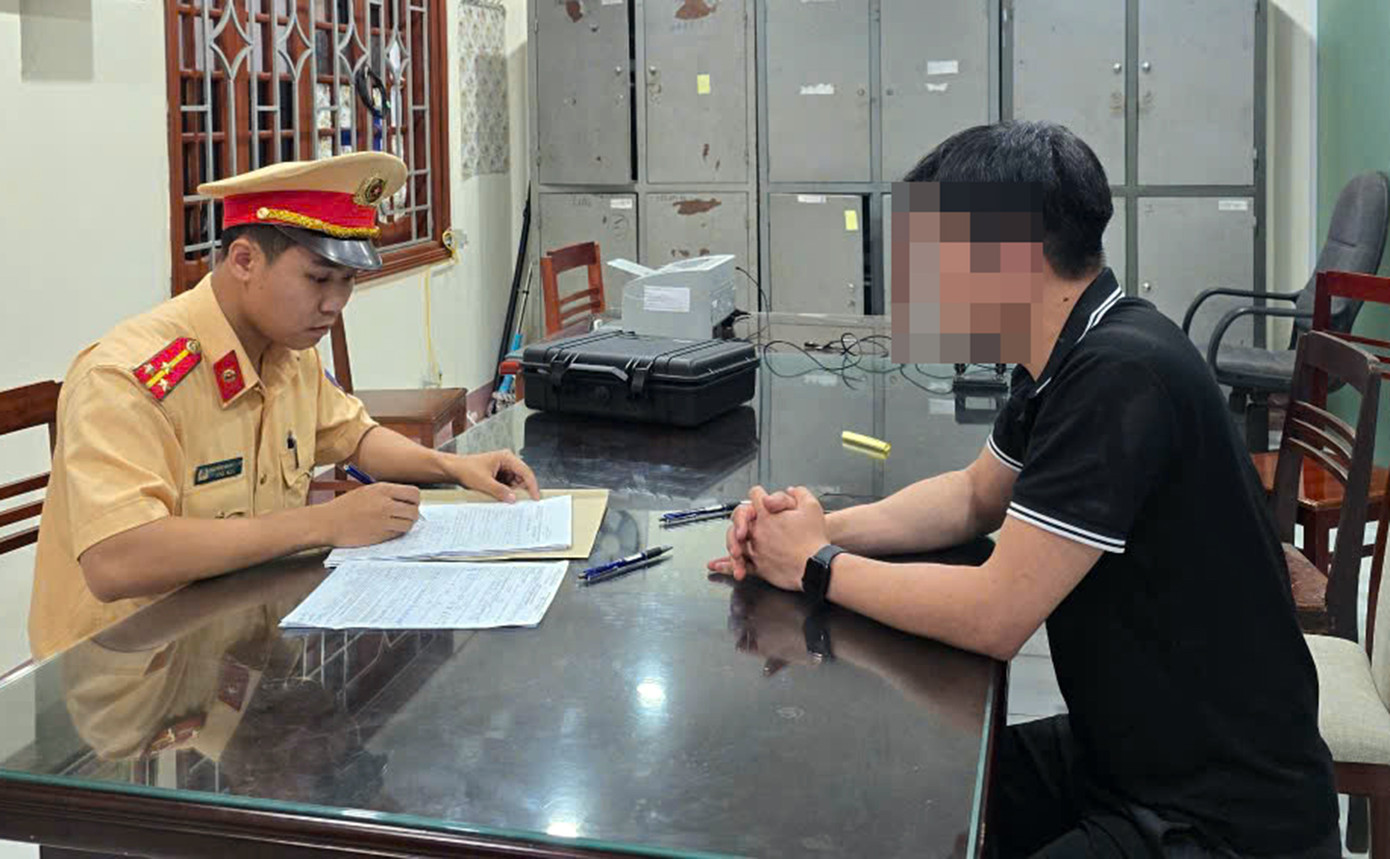 Lực lượng CSGT làm việc với nam tài xế.