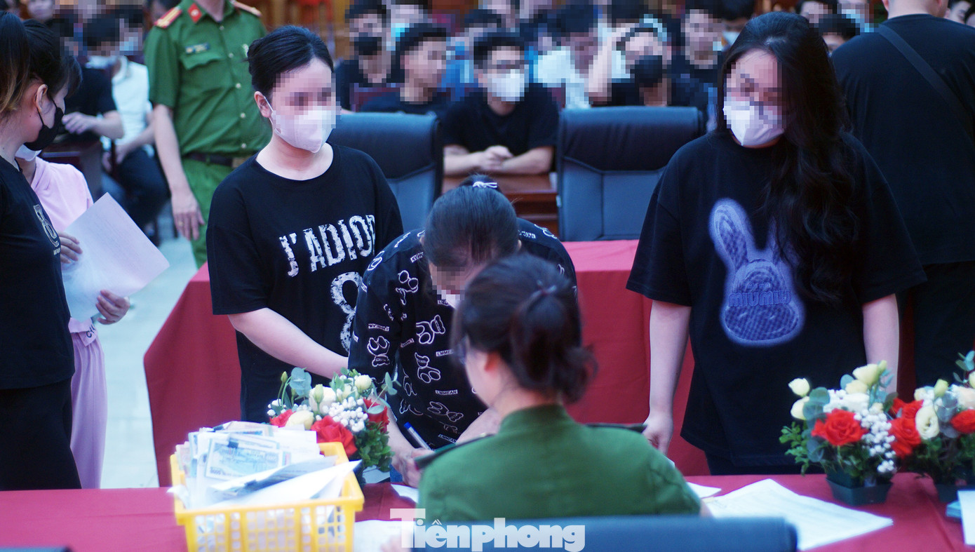 Sau khi nhận quyết định, các phạm nhân được nhận thẻ Căn cước, tiền đi đường... Thượng tá Phạm Chiến Thắng, Phó Giám thị Trại Tạm giam số 1 cho biết, Công an thành phố Hà Nội đã hoàn thành việc triển khai thực hiện Quyết định của Chủ tịch nước về đặc xá dịp 30/4 năm 2025 với tinh thần “đúng pháp luật, bảo đảm dân chủ, khách quan, công bằng, công khai, minh bạch và chặt chẽ, đúng đối tượng, điều kiện quy định, không để sai sót và tiêu cực xảy ra". Qua đó khẳng định chính sách khoan hồng của Đảng, Nhà nước và truyền thống nhân đạo của dân tộc đối với người lầm lỗi biết ăn năn hối cải, tu dưỡng trở thành người có ích cho xã hội, đồng thời, khuyến khích những phạm nhân chưa được đặc xá lần này tiếp tục phấn đấu, học tập, rèn luyện tiến bộ để được hưởng chính sách khoan hồng.