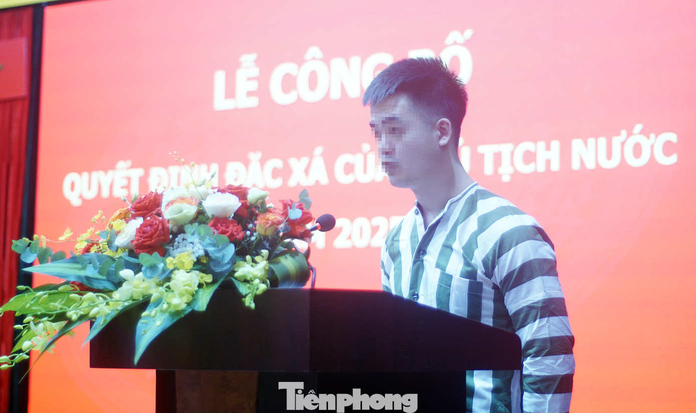 Phạm nhân Đ.V.P đại diện chia sẻ khi nhận quyết định đặc xá. P. cho biết, phạm tội "Đánh bạc" và chấp hành 45 tháng phạt tù. "Tôi mong muốn anh, chị, em phạm nhân chưa được đặc xá dịp này hãy cố gắng tiếp tục phấn đấu, cải tạo để sớm được hưởng chính sách khoan hồng của Đảng, Nhà nước" - P. nói và cho biết khi tái hòa nhập cộng đồng sẽ trở thành người công dân lương thiện, sống có ích cho gia đình và xã hội... P. mong muốn bản thân và những người được đặc xá lần này khi trở về xã hội sẽ trở thành những người tuyên truyền pháp luật đến người thân, người xung quanh góp phần xây dựng xã hội tốt đẹp hơn.