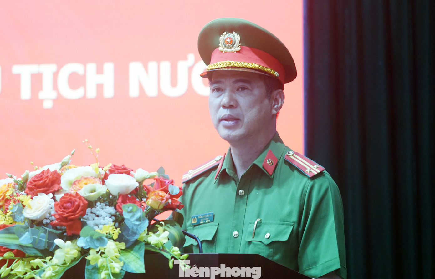 Trung tá Trần Ngọc Hạnh - Cán bộ Trại Tạm giam số 1 thông báo danh sách các phạm nhân được đặc xá trong dịp này.