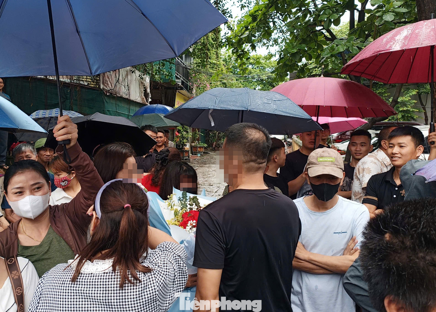 Người thân, họ hàng, bạn bè đến đón. Những cái ôm, bắt tay... thắm thiết sau thời gian dài không gặp nhau.