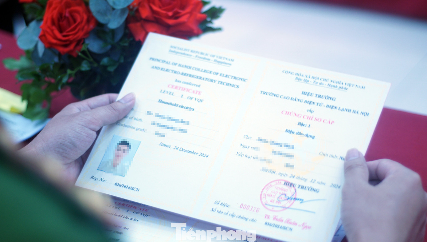 Một số phạm nhân trong quá trình cải tạo và được học nghề điện dân dụng. Kết thúc khóa học, họ được nhận chứng chỉ sơ cấp và khi trở lại với đời sống thường ngày sẽ có công việc làm ngay. Bên cạnh đó, nhằm tạo thuận lợi cho người được đặc xá trở về địa phương, Công an thành phố Hà Nội đã chỉ đạo các phòng chức năng và Công an cấp xã tham mưu cấp ủy, chính quyền địa phương có kế hoạch tiếp nhận, quản lý, giáo dục và giúp đỡ họ tái hòa nhập cộng đồng, vượt qua khó khăn, mặc cảm, phấn đấu trở thành người công dân có ích cho gia đình và xã hội.