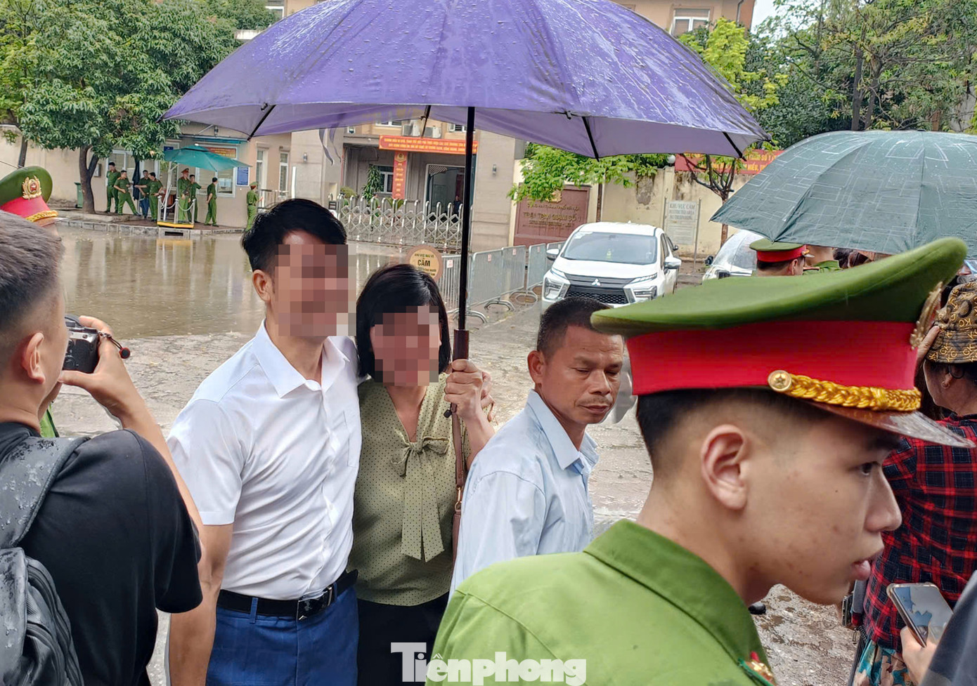 Người thân, họ hàng, bạn bè đến đón. Những cái ôm, bắt tay... thắm thiết sau thời gian dài không gặp nhau.