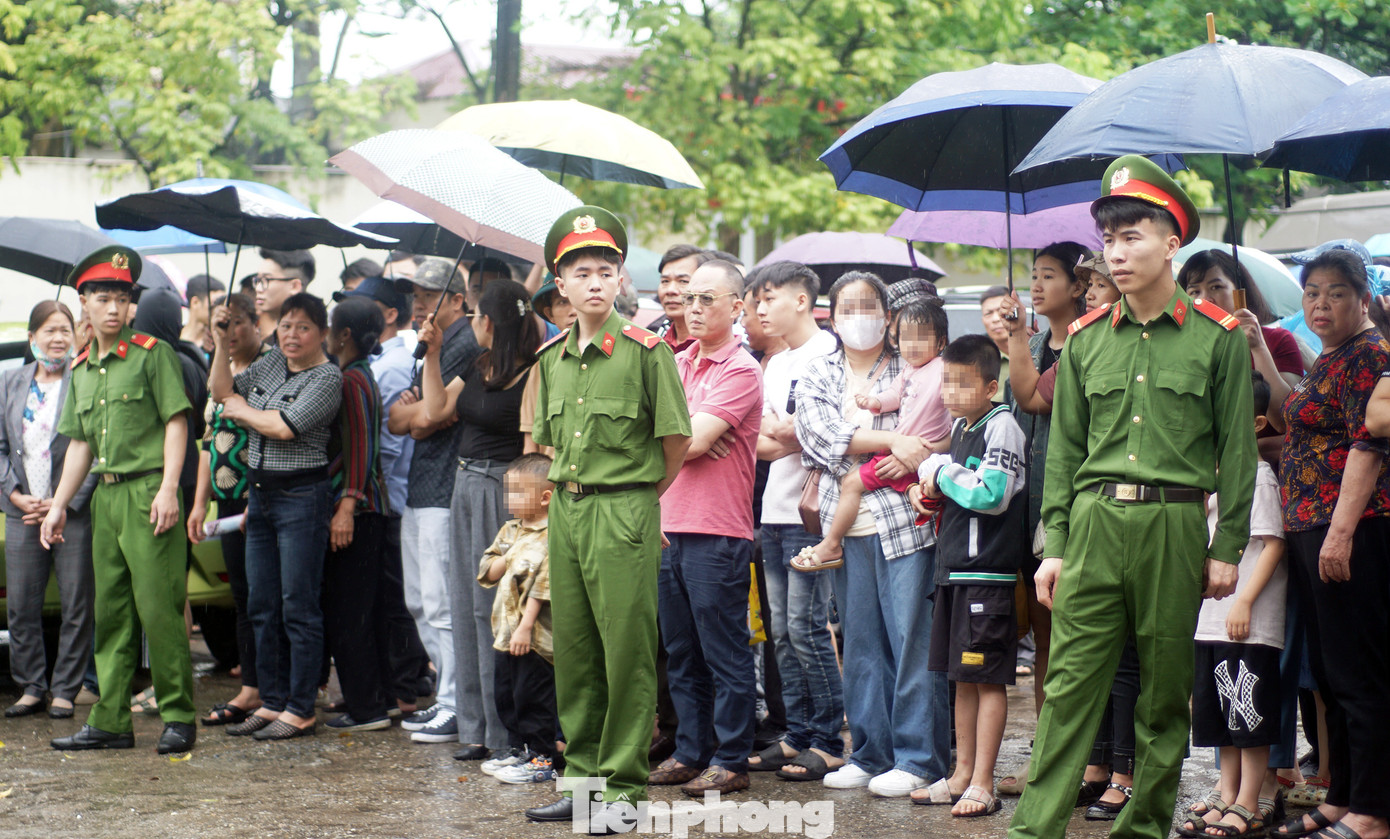 Lực lượng chức năng có mặt phía bên ngoài bảo đảm an ninh trật tự.