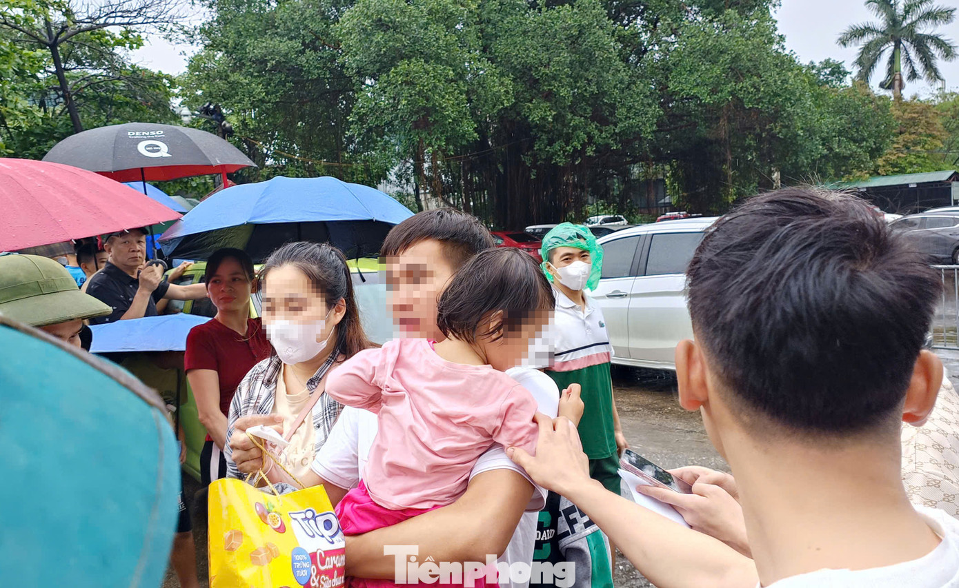 Người thân, họ hàng, bạn bè đến đón. Những cái ôm, bắt tay... thắm thiết sau thời gian dài không gặp nhau.