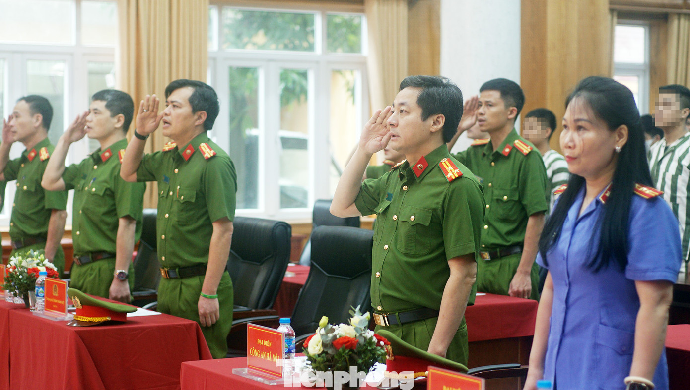 Sáng 1/5, Trại Tạm giam số 1, số 2 thuộc Công an thành phố Hà Nội đã trang trọng tổ chức Lễ công bố Quyết định đặc xá dịp 30/4 năm 2025. Trong ảnh, tại Trại Tạm giam số 1, dự buổi lễ có đại diện Công an thành phố Hà Nội, Viện Kiểm sát...