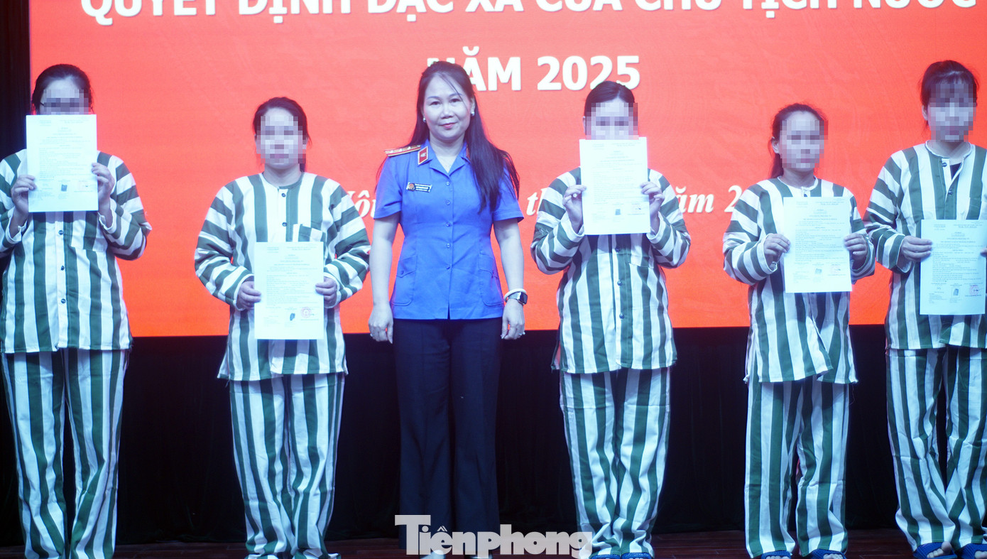 Đại diện Công an thành phố Hà Nội, Giám thị Trại Tạm giam số 1 và Viện Kiểm sát trao quyết định cho các phạm nhân.