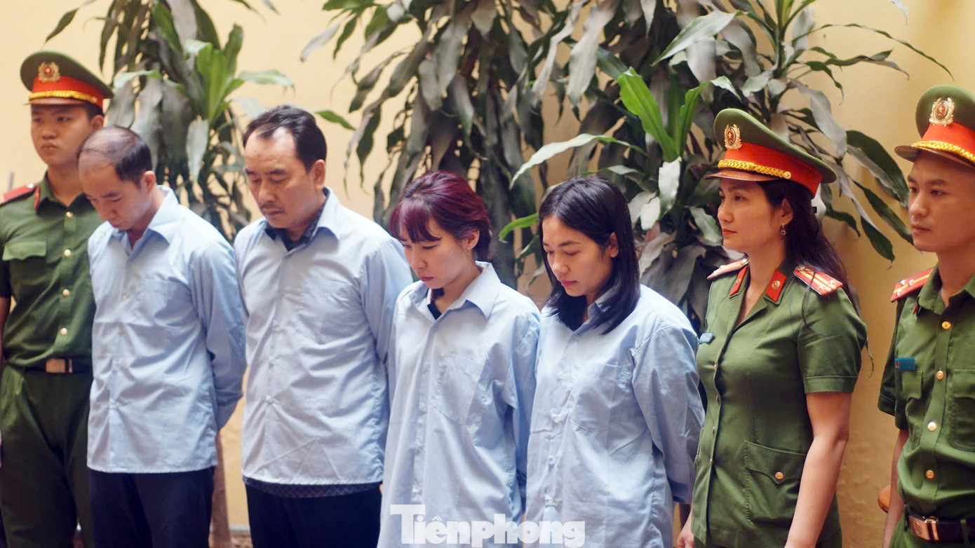 Cơ quan Cảnh sát điều tra Công an TP Hà Nội vừa ra Quyết định khởi tố 4 bị can về tội "Nhận hối lộ" xảy ra tại phường Hoàng Liệt, quận Hoàng Mai. Các bị can bị khởi tố gồm: ông Nguyễn Xuân Chinh (SN 1976, là Bí thư Đảng ủy phường Hoàng Liệt), Nguyễn Mạnh Hà (SN 1978, là Cán bộ hợp đồng UBND phường Hoàng Liệt), Nguyễn Thị Ánh Tuyết (SN 1987, cán bộ Văn phòng UBND phường Hoàng Liệt) và Đinh Thị Vân Anh (SN 1988, kế toán UBND phường Hoàng Liệt đến tháng 12/2024).