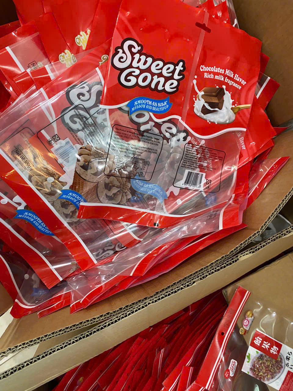 Gói kẹo in nhãn mác nước ngoài.