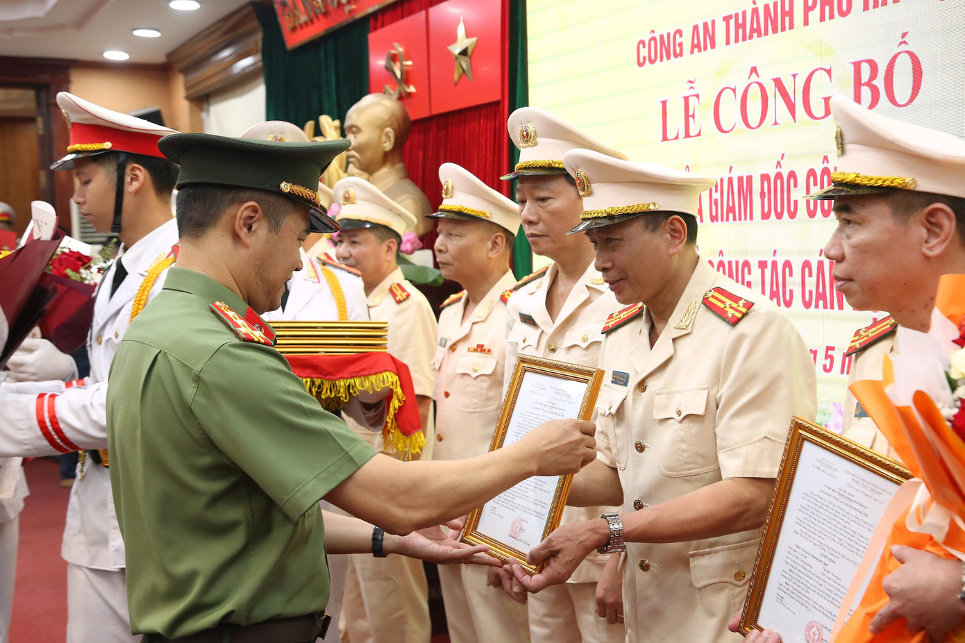 Lễ công bố quyết định về việc nghỉ công tác hưởng chế độ hưu trí, chờ hưởng chế độ hưu trí đối với 30 lãnh đạo, chỉ huy cấp phòng và tương đương thuộc các đơn vị thuộc Công an Hà Nội. Lễ công bố quyết định về việc nghỉ công tác hưởng chế độ hưu trí, chờ hưởng chế độ hưu trí đối với 30 lãnh đạo, chỉ huy cấp phòng và tương đương thuộc các đơn vị thuộc Công an Hà Nội.