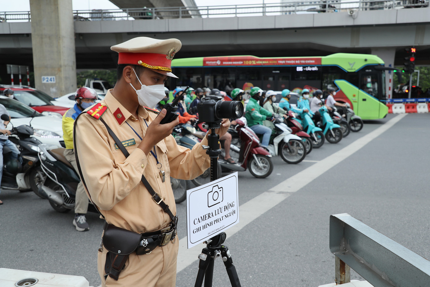 Cán bộ tổ công tác Đội CSGT đường bộ số 6 ghi hình vi phạm. Cán bộ tổ công tác Đội CSGT đường bộ số 6 ghi hình vi phạm.