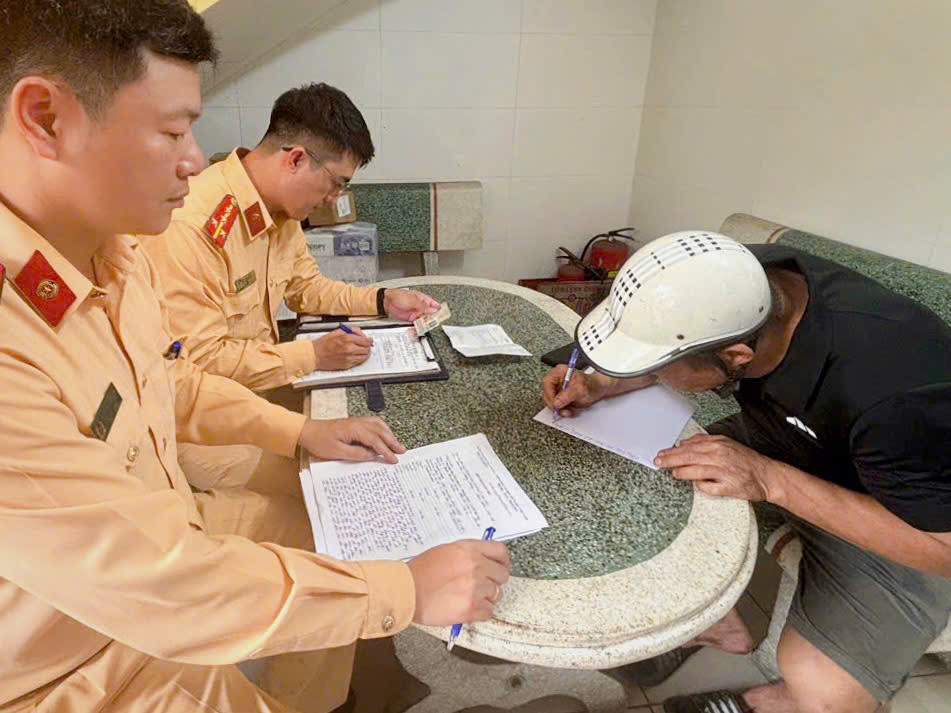 Lực lượng CSGT lập biên bản vi phạm.