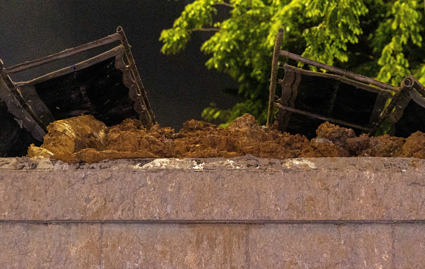 CSGT đưa phương tiện đi cân tải trọng, lập biên bản vi phạm. CSGT đưa phương tiện đi cân tải trọng, lập biên bản vi phạm.