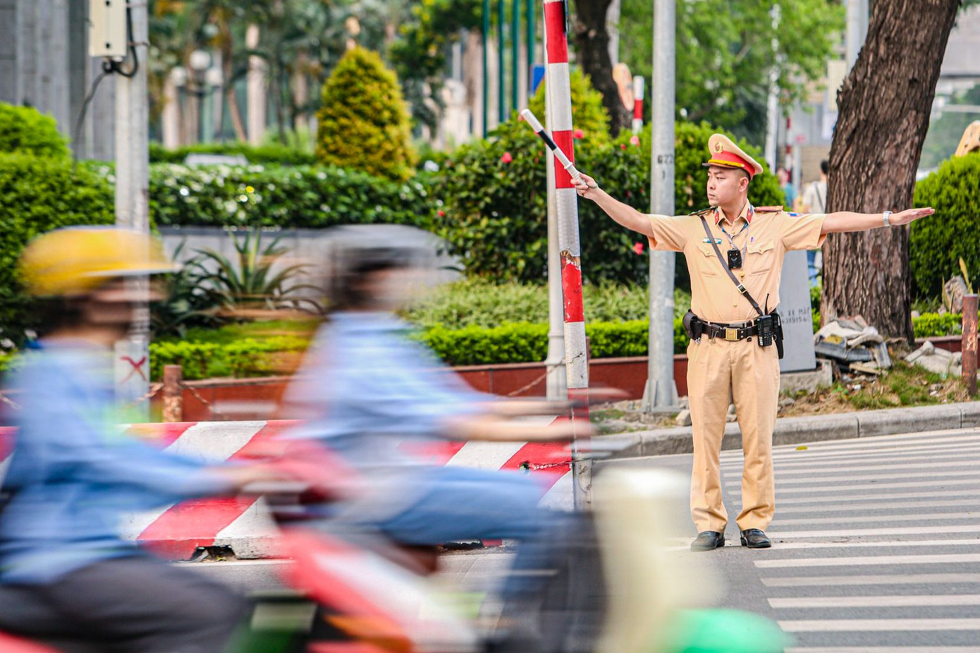 Lực lượng CSGT phân luồng giao thông. Lực lượng CSGT phân luồng giao thông.