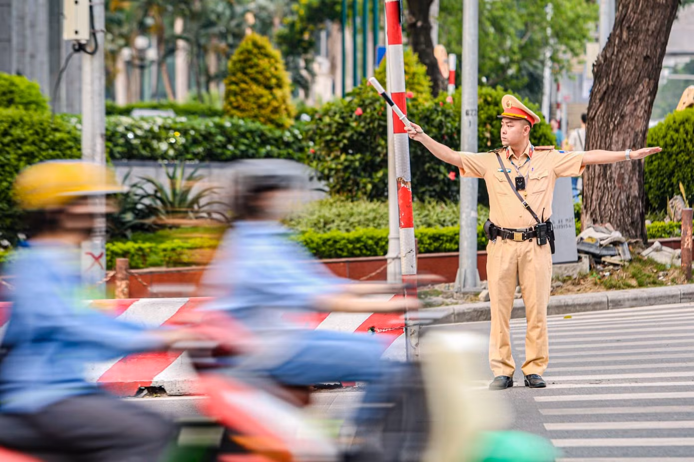 Lực lượng CSGT phân luồng giao thông.