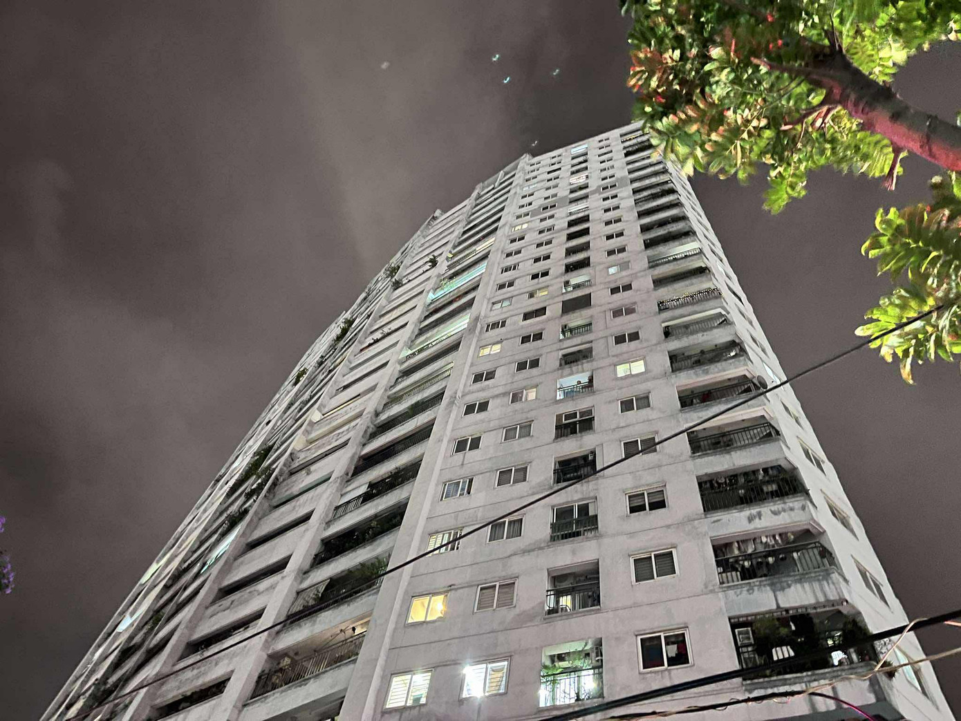 Khu vực tầng cao tòa nhà xảy ra hỏa hoạn.