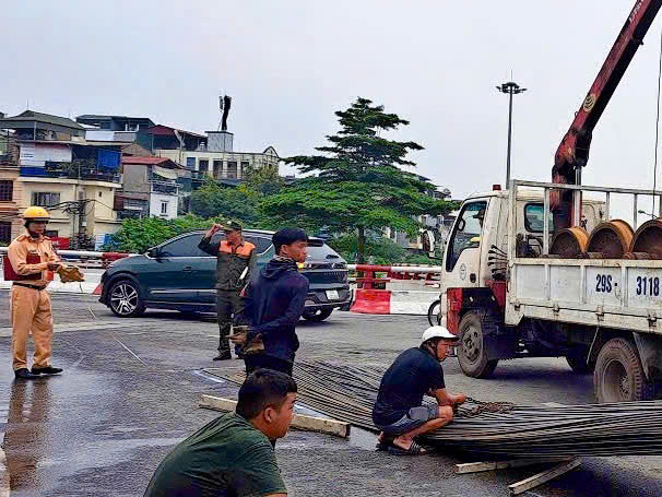 Hình ảnh bó sắt rơi xuống đường.
