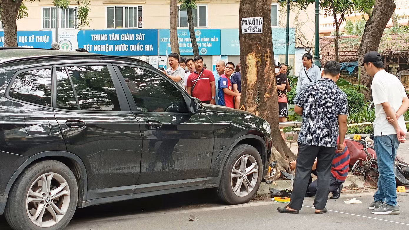 Chiếc BMW X3 chồm lên thân cây cao hơn 1m làm bong vỏ.