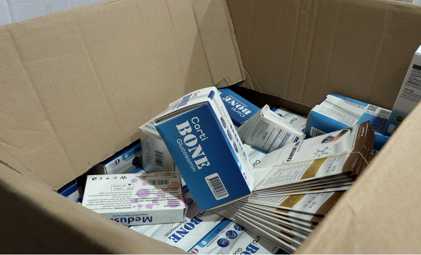 Các thùng thực phẩm chức năng thu giữ của các đối tượng.