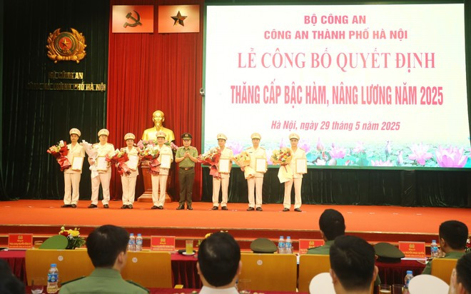 Trung tướng Nguyễn Thanh Tùng trao quyết định thăng cấp bậc hàm từ Thượng tá lên Đại tá cho các cán bộ, chiến sĩ. Ảnh: Lam Thanh/ANTĐ Trung tướng Nguyễn Thanh Tùng trao quyết định thăng cấp bậc hàm từ Thượng tá lên Đại tá cho các cán bộ, chiến sĩ. Ảnh: Lam Thanh/ANTĐ