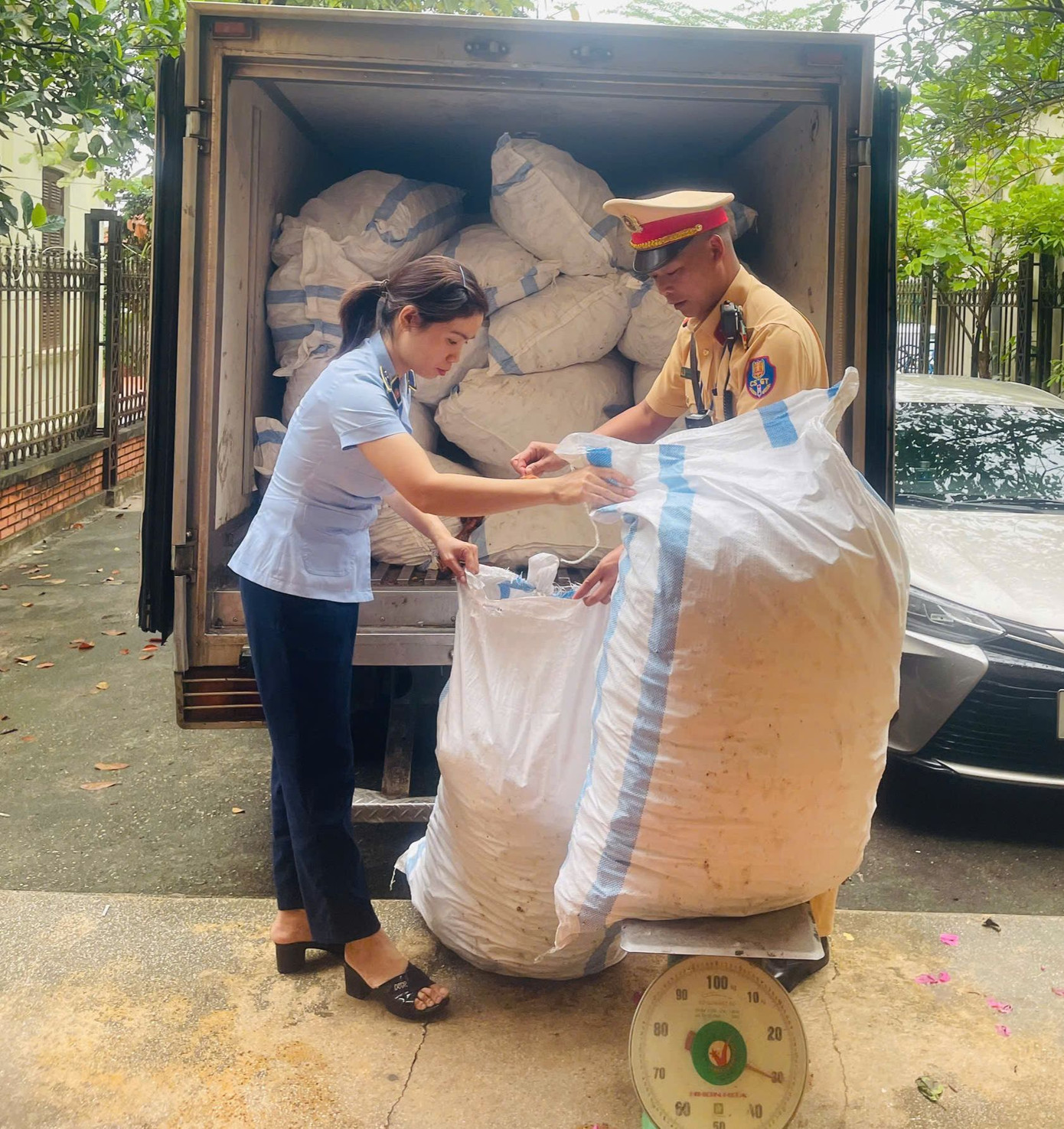 Một bao tải có trọng lượng khoảng 30kg. Một bao tải có trọng lượng khoảng 30kg.