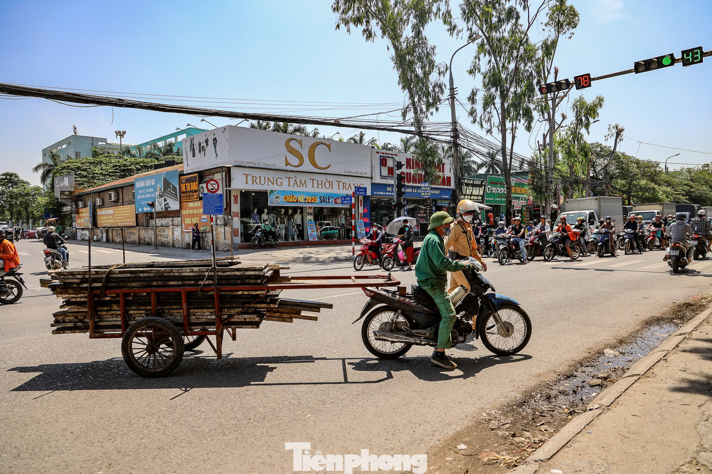 Xe tự chế "rơ moóc" kéo hàng gây mất an toàn giao thông.
