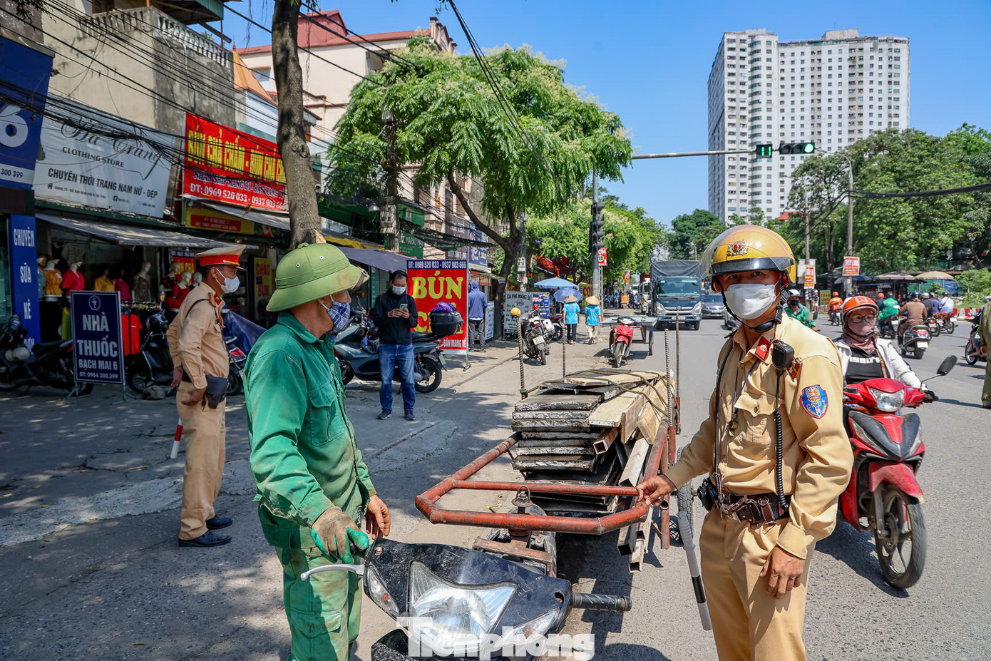 Những chiếc xe máy chở hàng hóa cồng kềnh gây mất an toàn giao thông bị CSGT xử lý.