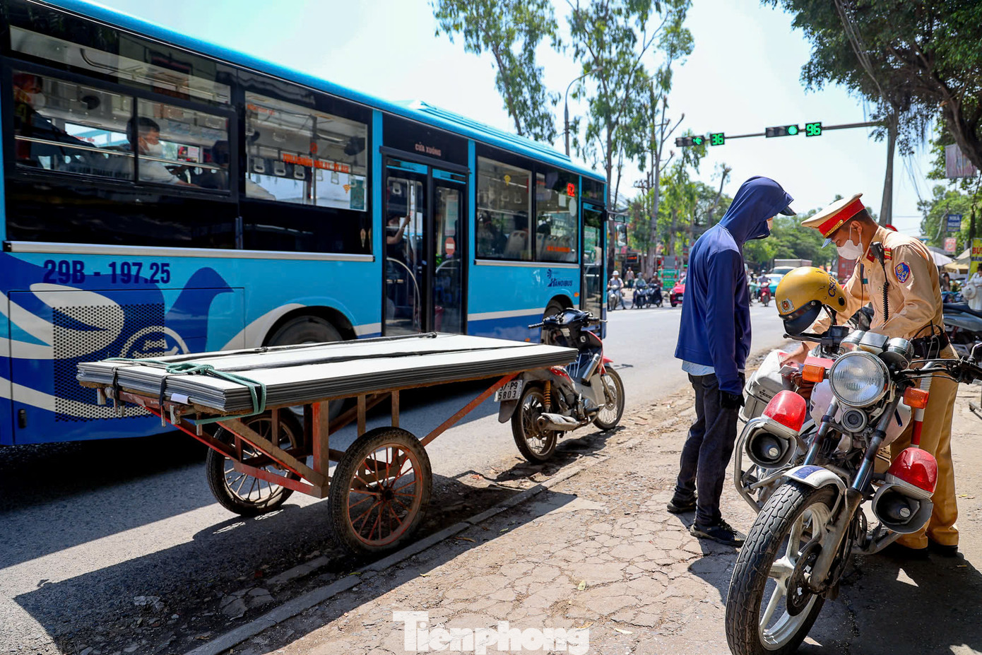 Những chiếc xe máy chở hàng hóa cồng kềnh gây mất an toàn giao thông bị CSGT xử lý.