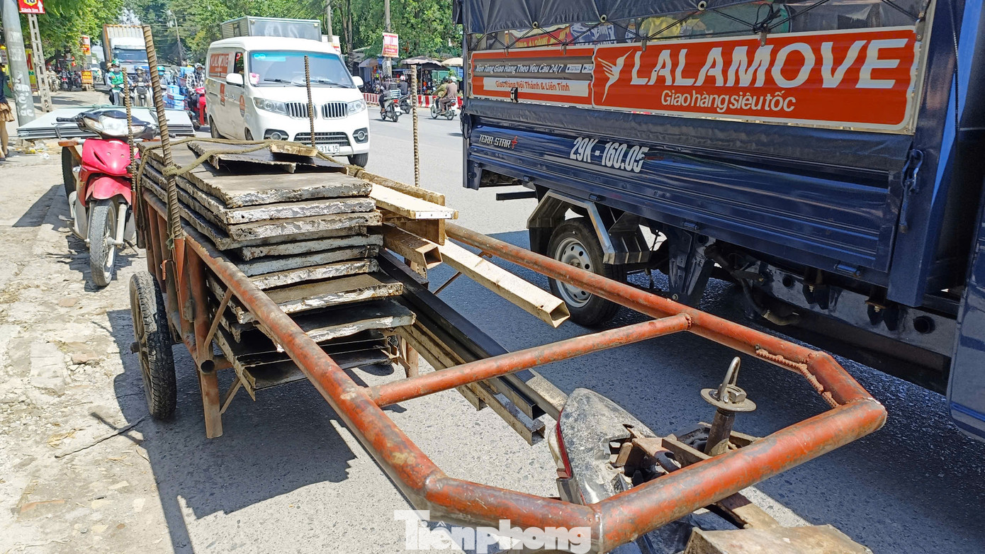 Những phần độ chế để kéo hàng phía sau xe máy.