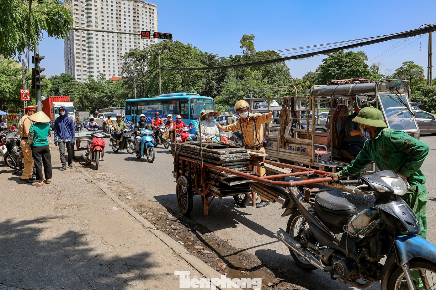 Những chiếc xe máy chở hàng hóa cồng kềnh gây mất an toàn giao thông bị CSGT xử lý.