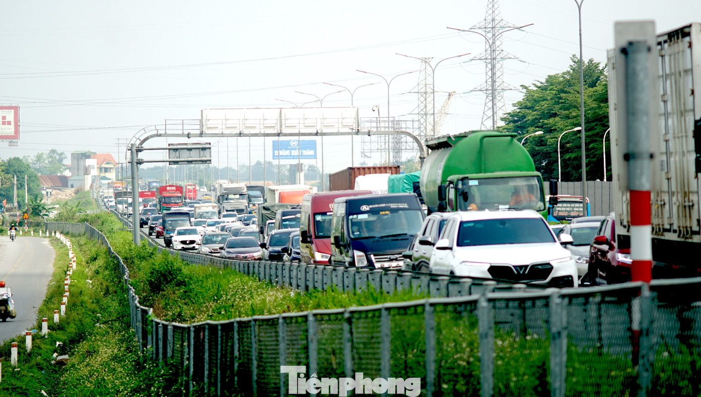 Hơn 13h ngày 3/5, tại khu vực lối ra cao tốc Pháp Vân - Cầu Giẽ, hướng về Vành đai 3 trên cao (Hoàng Mai, Hà Nội) lưu lượng phương tiện tăng cao đột biến.