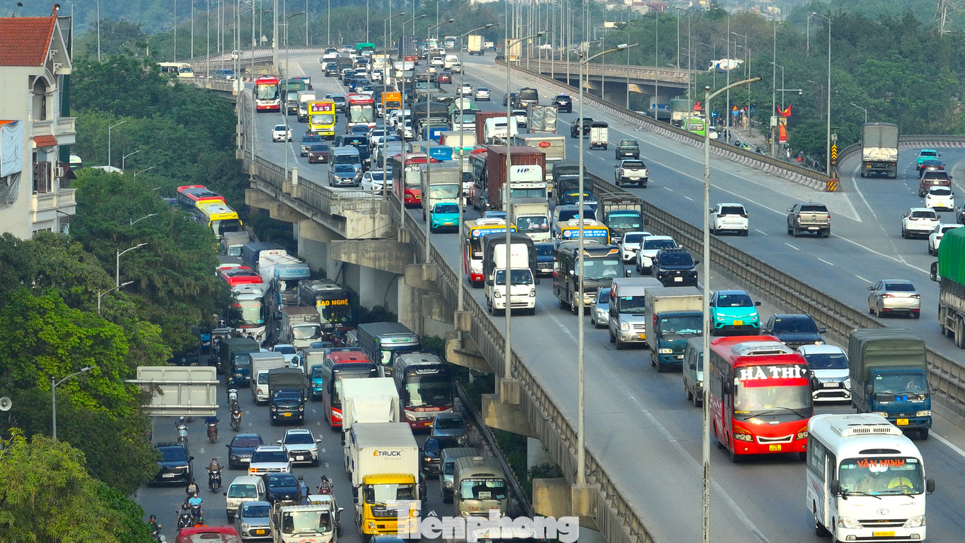 Tại khu vực đường Vành đai 3 trên cao gần Bến xe Nước Ngầm cũng ùn theo hướng đi Khuất Duy Tiến.