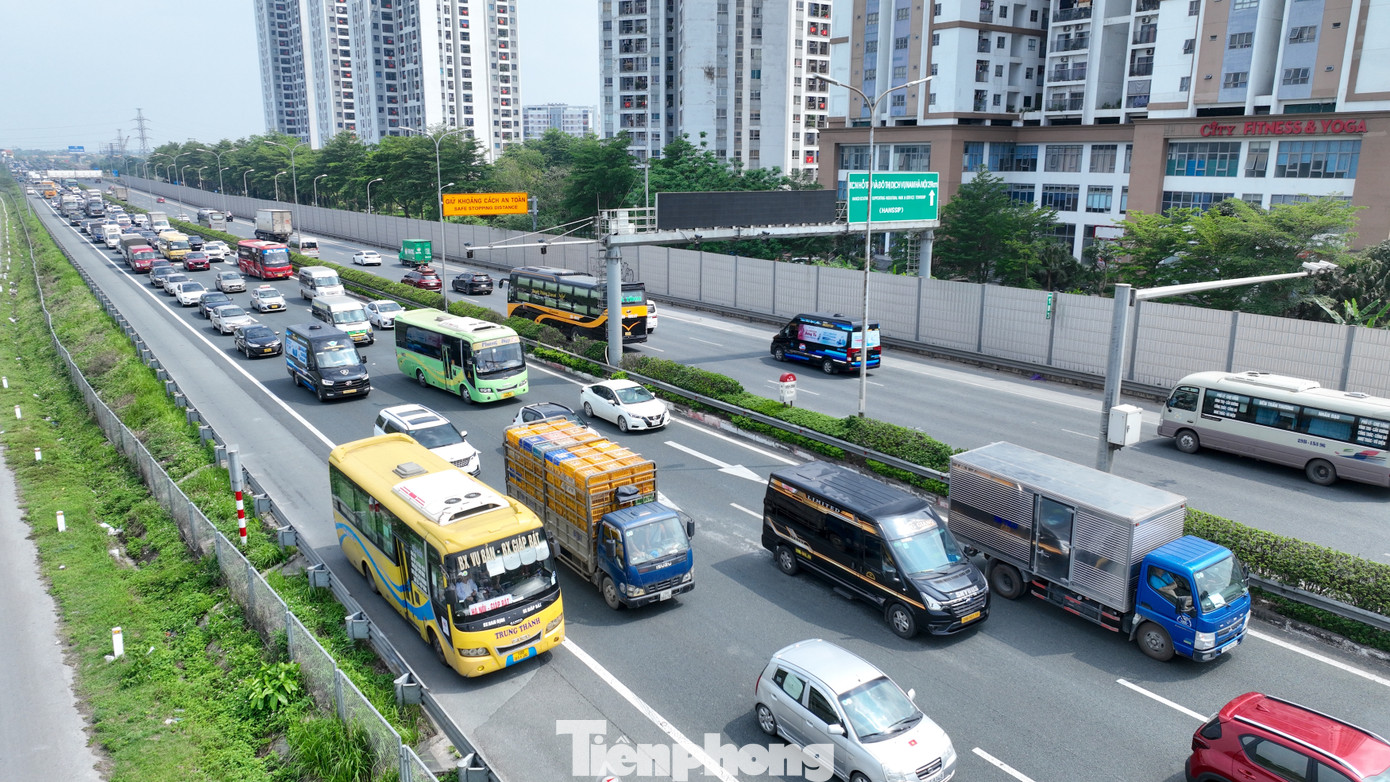 Các phương tiện di chuyển rất chậm hướng về trung tâm thành phố Hà Nội.