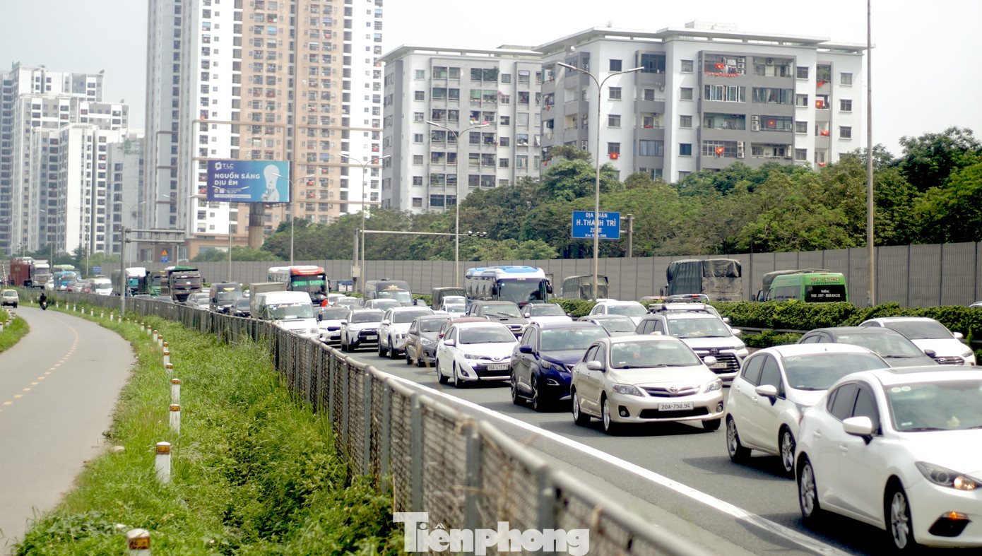 Mặc dù hôm nay mới là ngày thứ tư của kỳ nghỉ lễ 30/4 và 1/5 nhưng nhiều người dân đã trở lại Hà Nội.