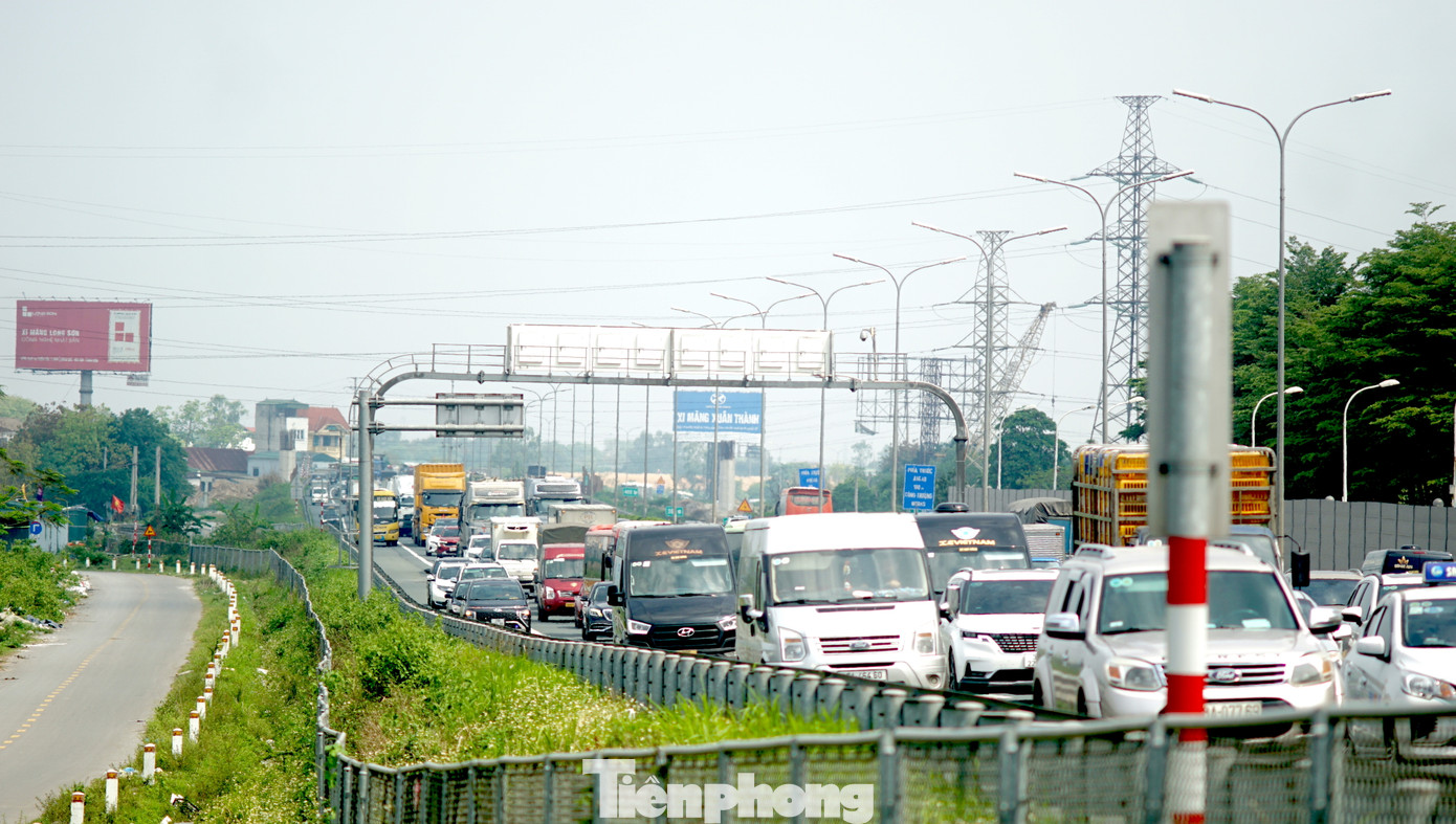 3 làn đường, thậm chí cả làn dừng khẩn cấp cũng chật kín phương tiện. Khu vực này ùn ứ kéo dài 3-4km.