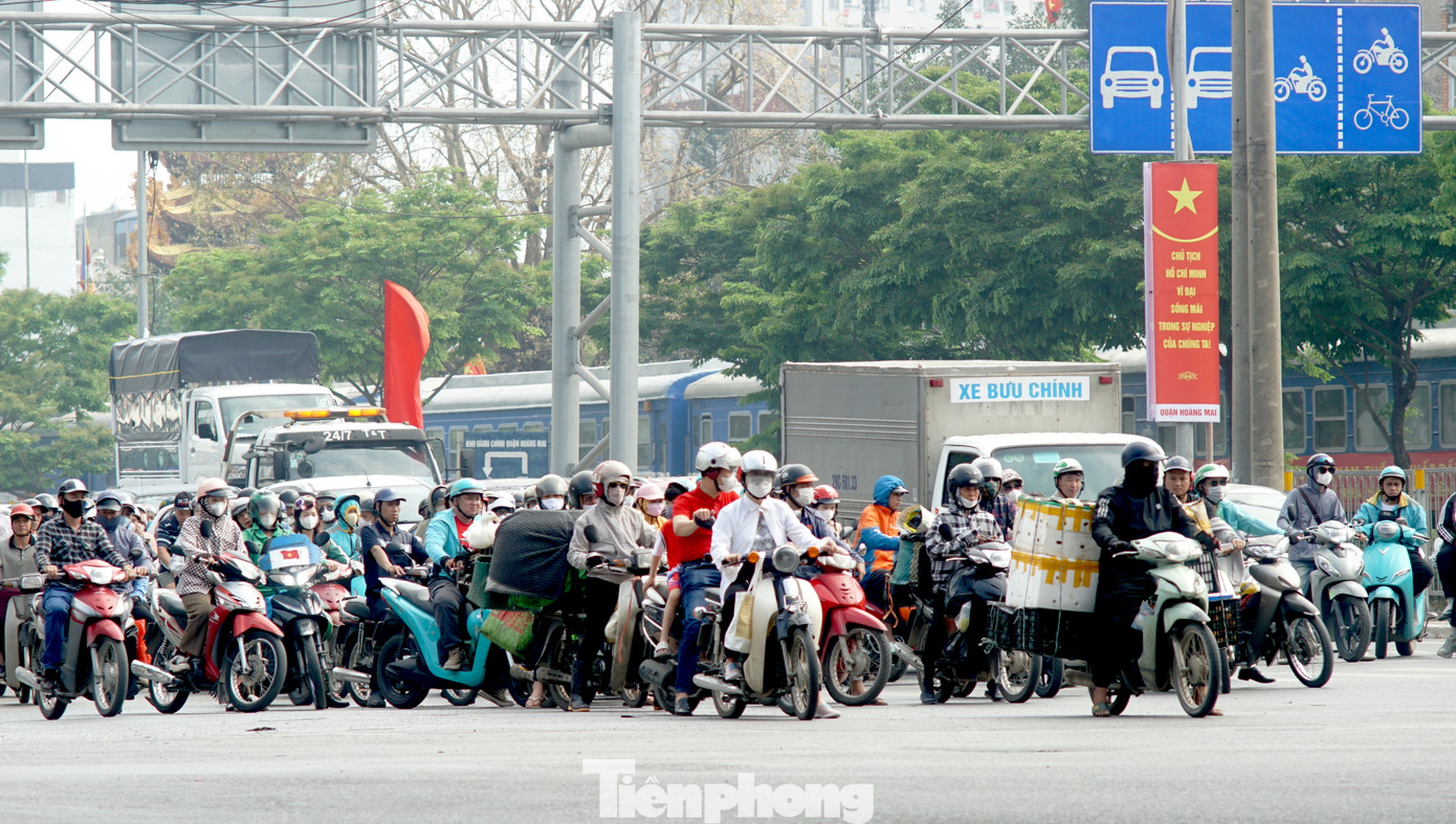 Đường Ngọc Hồi hướng về trung tâm thành phố đông phương tiện. Nhiều người dân tranh thủ trở về Thủ đô sớm hơn do lo cảnh tắc đường vào ngày mai (4/5).