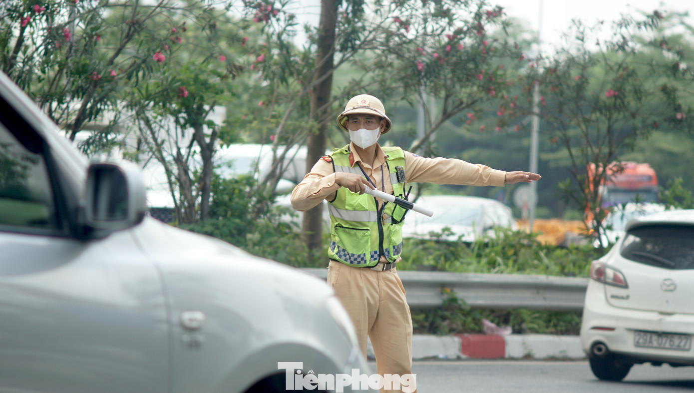 Lực Lượng CSGT phân luồng trên cao tốc Pháp Vân - Cầu Giẽ. Lực Lượng CSGT phân luồng trên cao tốc Pháp Vân - Cầu Giẽ.