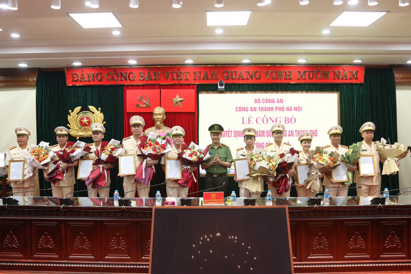 Đại tá Nguyễn Ngọc Quyền - Phó Giám đốc Công an TP Hà Nội chủ trì buổi lễ. Đại tá Nguyễn Ngọc Quyền - Phó Giám đốc Công an TP Hà Nội chủ trì buổi lễ.