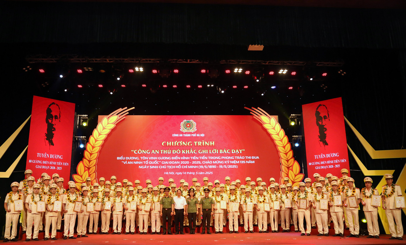 Ông Vũ Hà - Phó Trưởng ban Tuyên giáo và dân vận Thành ủy Hà Nội; Đại tá Nguyễn Thị Thúy Thanh, Phó Cục trưởng Cục chính trị Bộ Công an; Thiếu tướng Nguyễn Thanh Tùng, Giám đốc Công an TP Hà Nội; Đại tá Nguyễn Ngọc Quyền, Phó Giám đốc Công an TP Hà Nội trao khen thưởng cho 80 gương điển hình tiên tiến trong phong trào thi đua "Vì An ninh Tổ quốc" giai đoạn 2020 - 2025 của Công an TP Hà Nội. Ông Vũ Hà - Phó Trưởng ban Tuyên giáo và dân vận Thành ủy Hà Nội; Đại tá Nguyễn Thị Thúy Thanh, Phó Cục trưởng Cục chính trị Bộ Công an; Thiếu tướng Nguyễn Thanh Tùng, Giám đốc Công an TP Hà Nội; Đại tá Nguyễn Ngọc Quyền, Phó Giám đốc Công an TP Hà Nội trao khen thưởng cho 80 gương điển hình tiên tiến trong phong trào thi đua "Vì An ninh Tổ quốc" giai đoạn 2020 - 2025 của Công an TP Hà Nội.