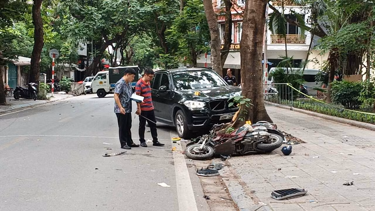 Chiếc xe máy bị biến dạng.