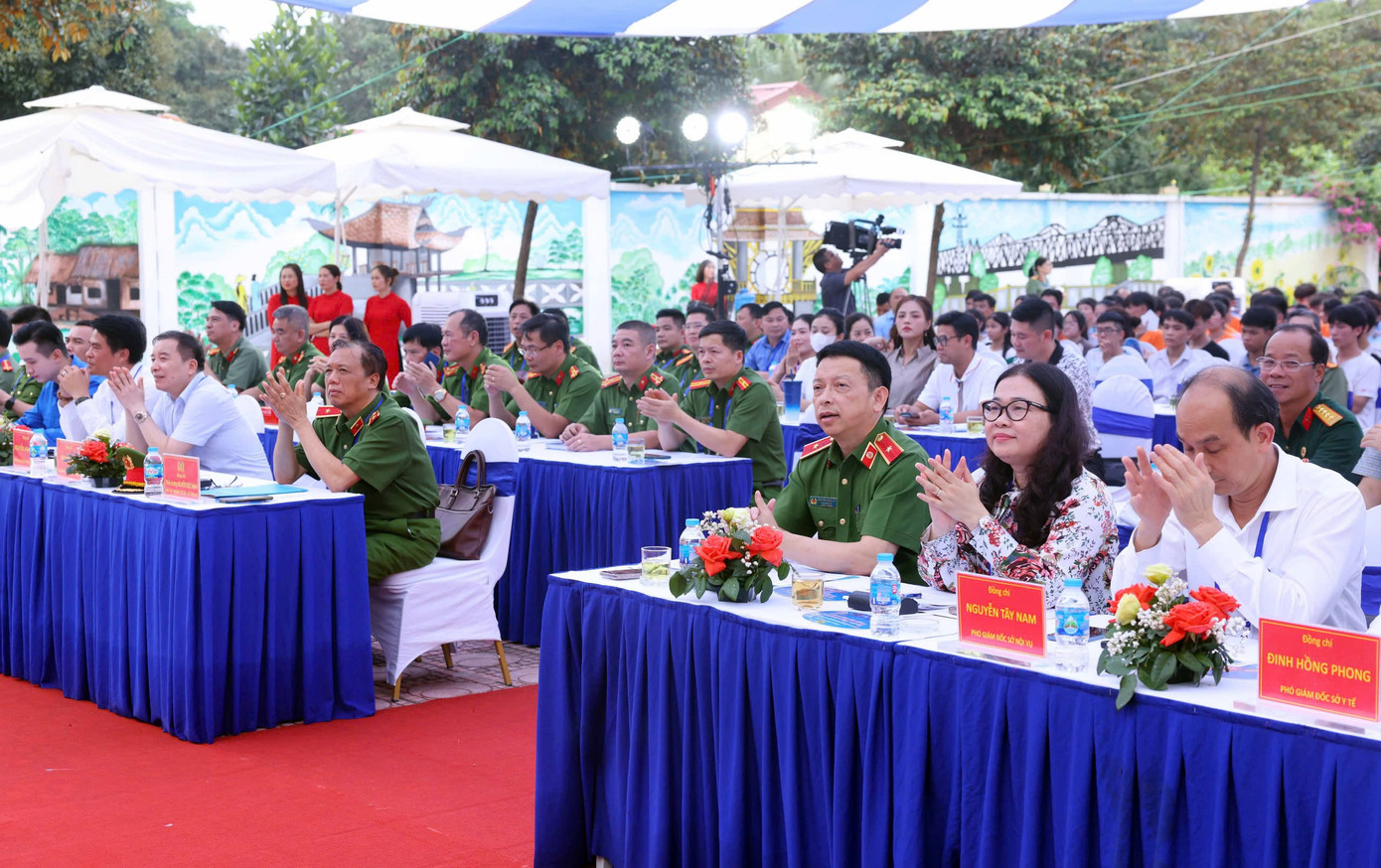 Đại biểu khách mời tham dự chương trình. Đại biểu khách mời tham dự chương trình.