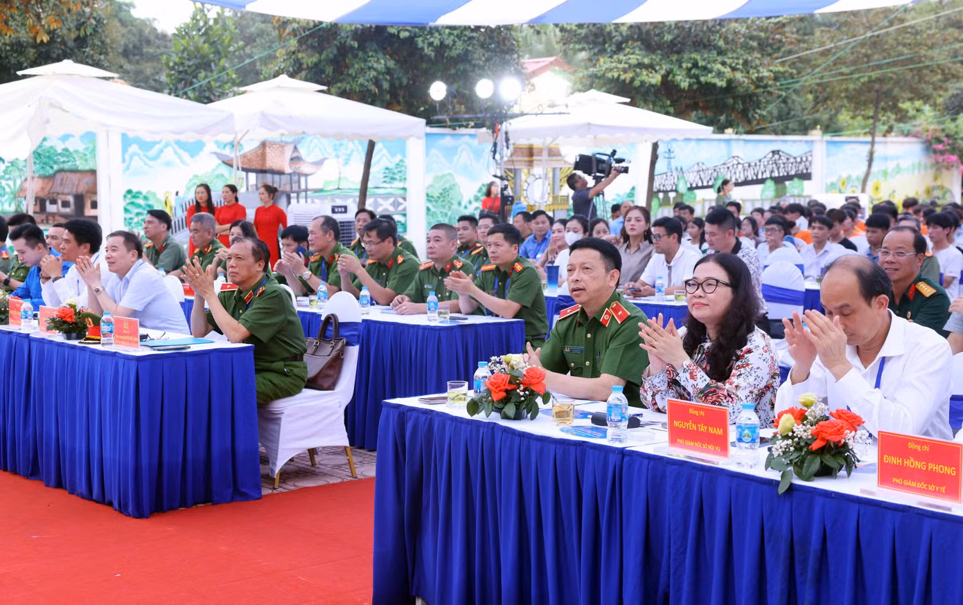 Đại biểu khách mời tham dự chương trình. Đại biểu khách mời tham dự chương trình.