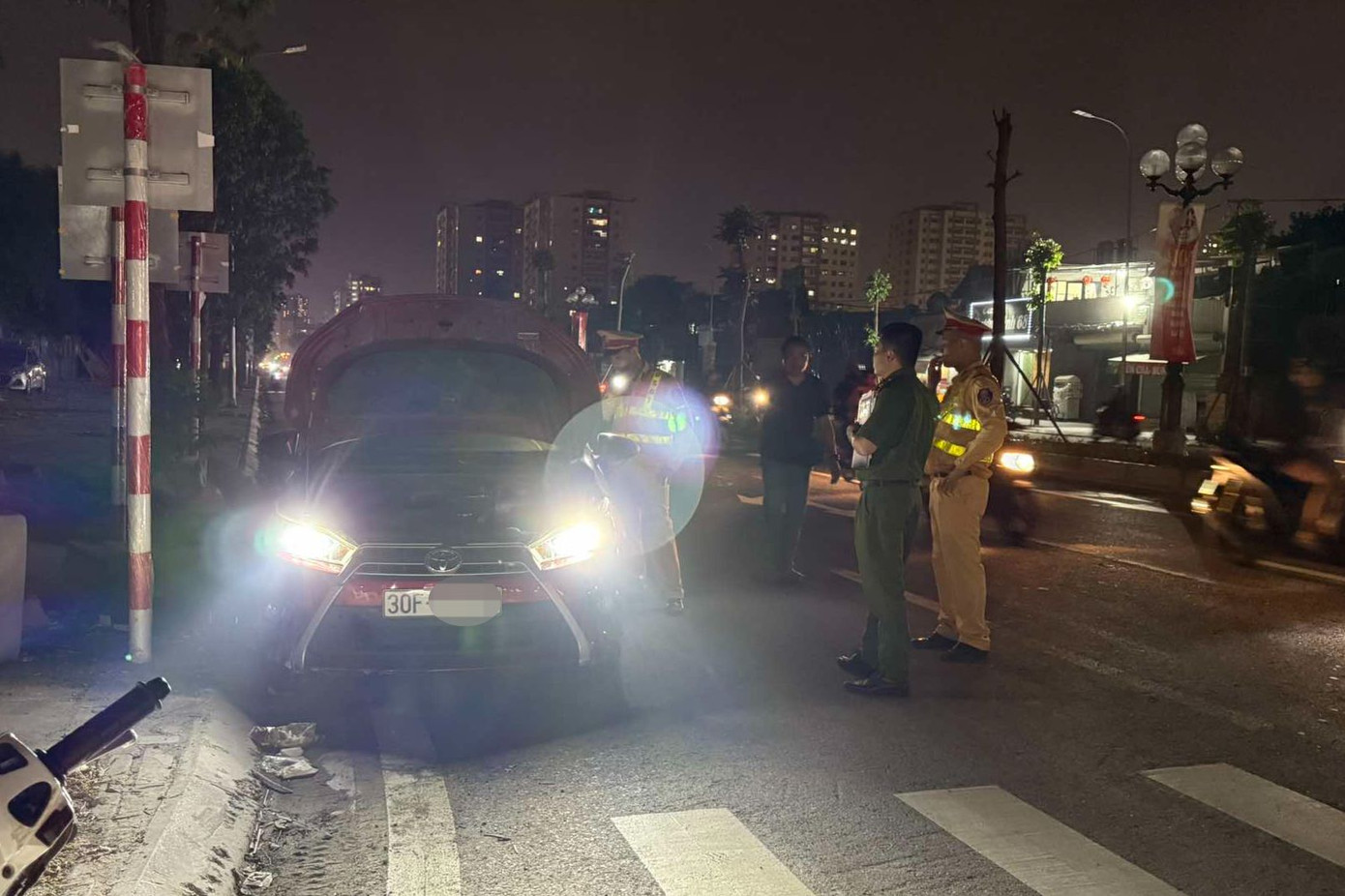 Lực lượng chức năng có mặt tại hiện trường. Ảnh: Đ.T Lực lượng chức năng có mặt tại hiện trường. Ảnh: Đ.T